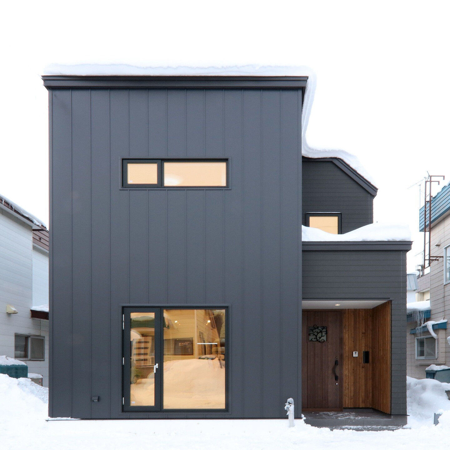 新しい住まいをお探しの方へ、黒い外壁が魅力のスタイリッシュなお家をお届けします